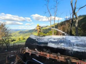 Caminhão-tanque tomba e causa incêndio na MG-448, em Santa Bárbara do Tugúrio
