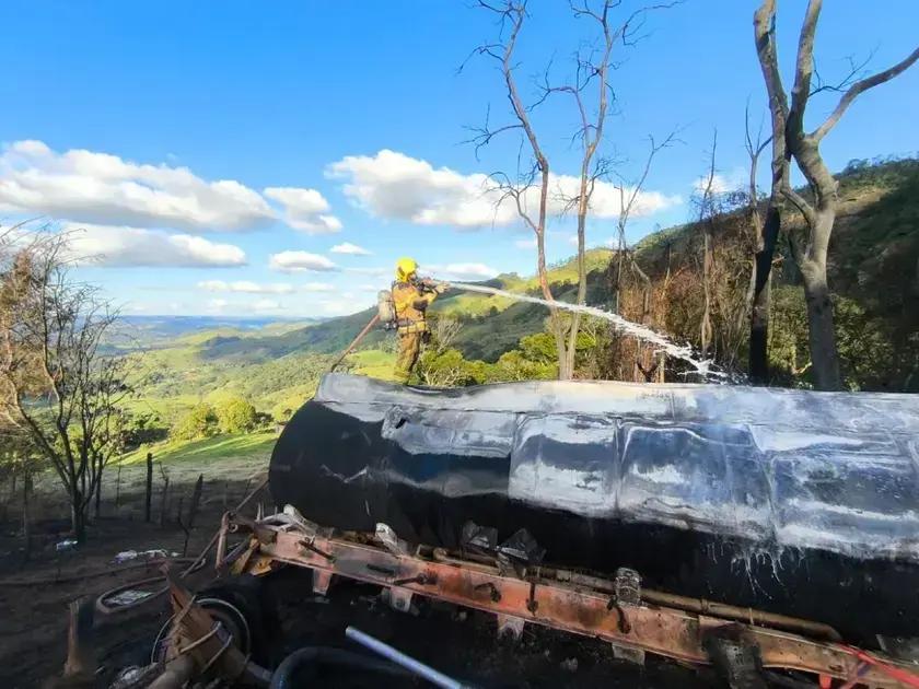 Caminhão-tanque tomba e causa incêndio na MG-448, em Santa Bárbara do Tugúrio