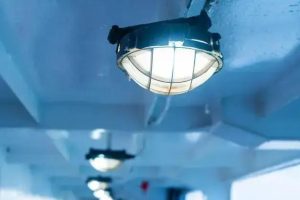 Iluminação de emergência à prova de explosão: segurança em áreas críticas